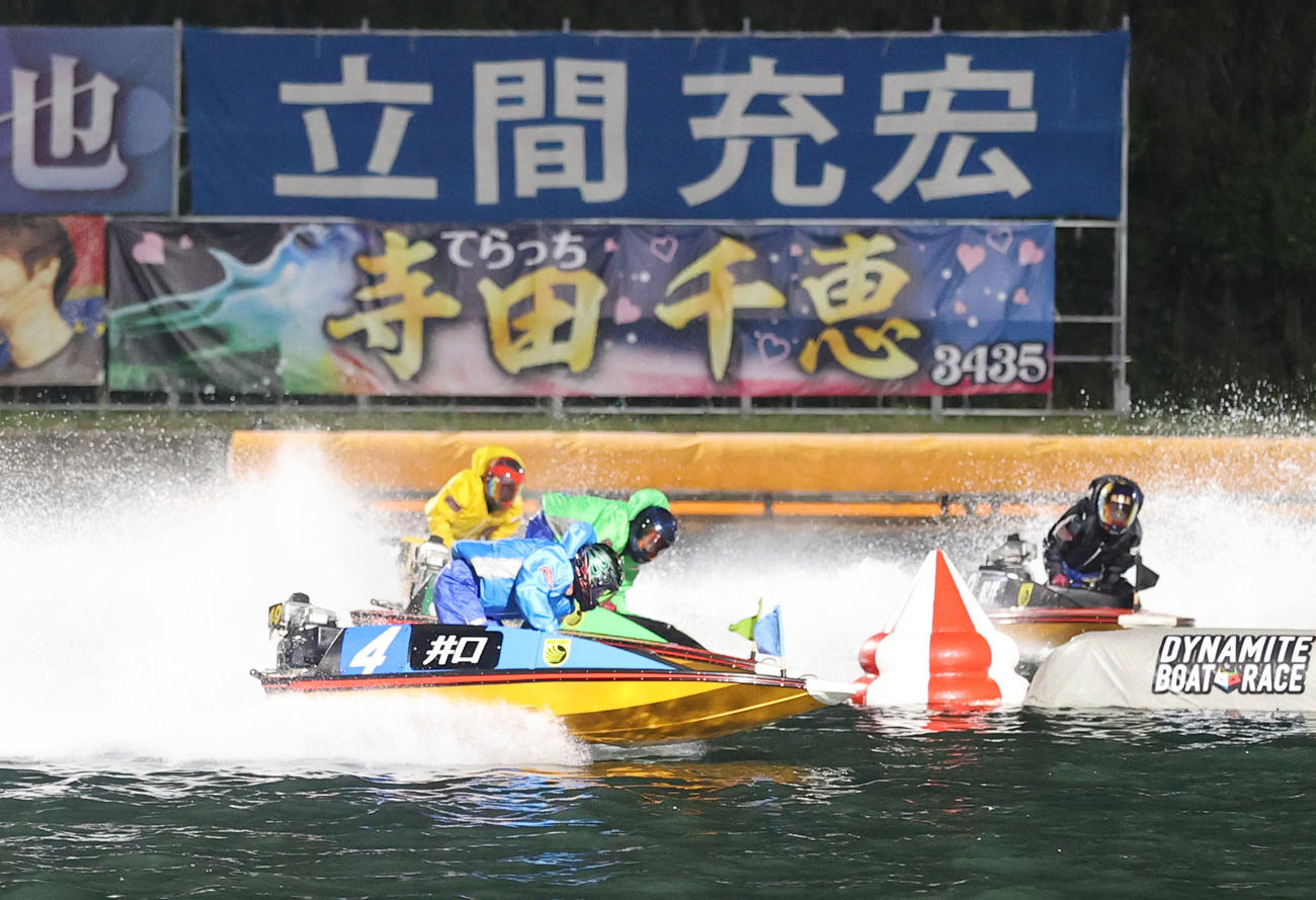 12R 1周2マーク　1着4号艇井口佳典、2着6号艇瓜生正義（撮影・梅根麻紀）