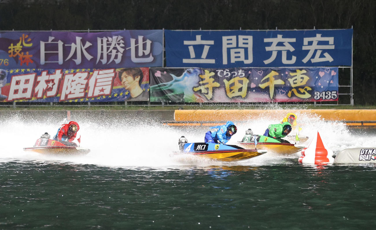 12R 1周2マーク　1着4号艇井口佳典、2着6号艇瓜生正義（撮影・梅根麻紀）