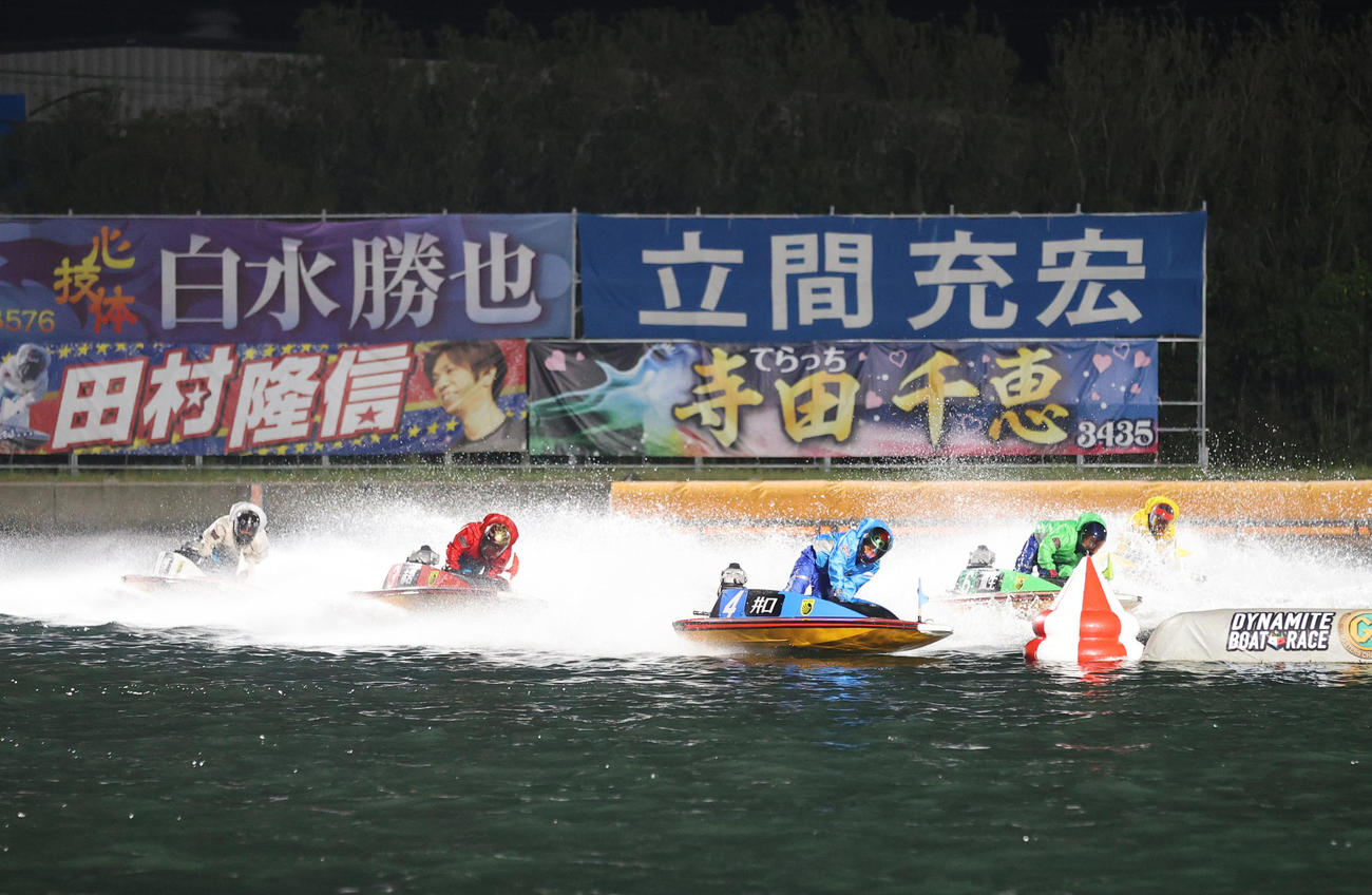 12R 1周2マーク　1着4号艇井口佳典、2着6号艇瓜生正義（撮影・梅根麻紀）