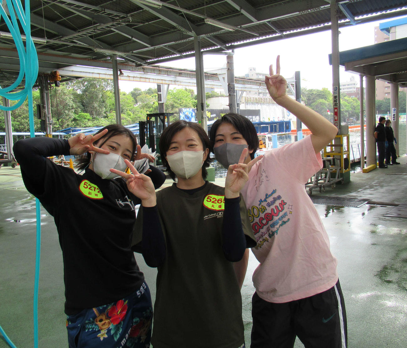 好きなポーズでパシャ。左から松田真実、大広咲季、飯塚響