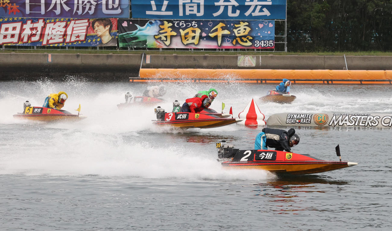 7R 1周2マーク　1着2号艇今垣、2着3号艇武田（撮影・梅根麻紀）