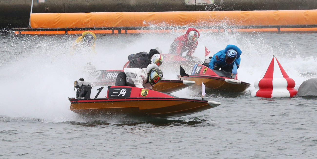 1R 1周2マーク　1着1号艇三角哲男、2着2号艇田中信一郎(撮影・冨田成美)