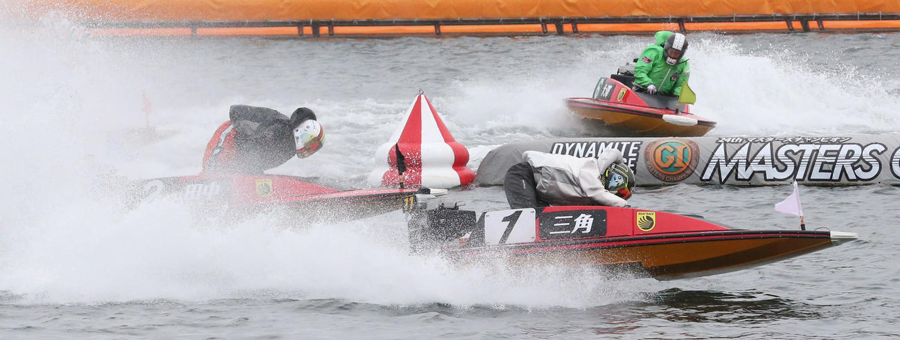 1R 1周2マーク　1着1号艇三角哲男、2着2号艇田中信一郎(撮影・冨田成美)