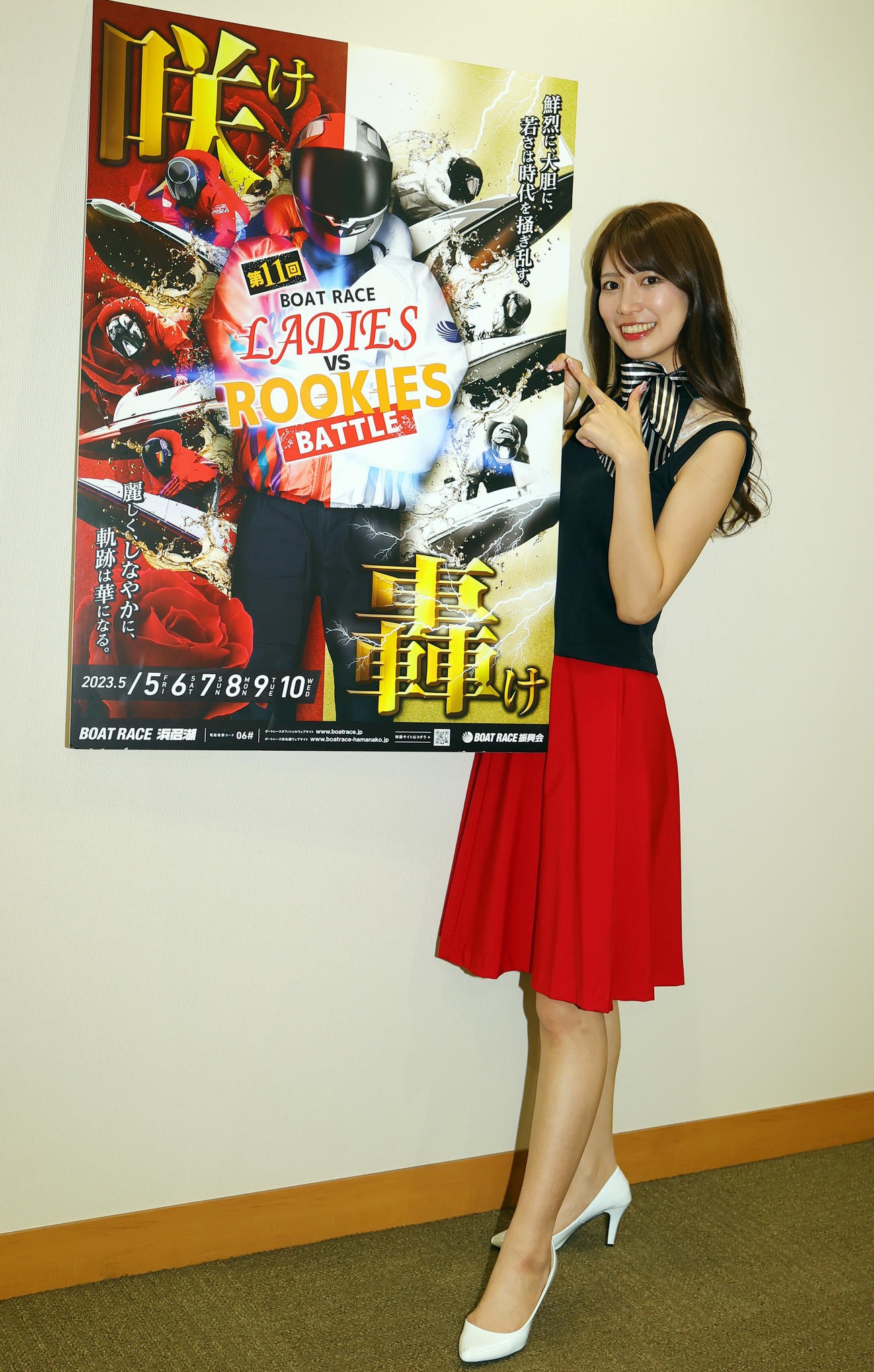 ボートレース浜松の「レディースVSルーキーズバトル」をPRするキャンペーンレディの井上みづなさん（撮影・野上伸悟））