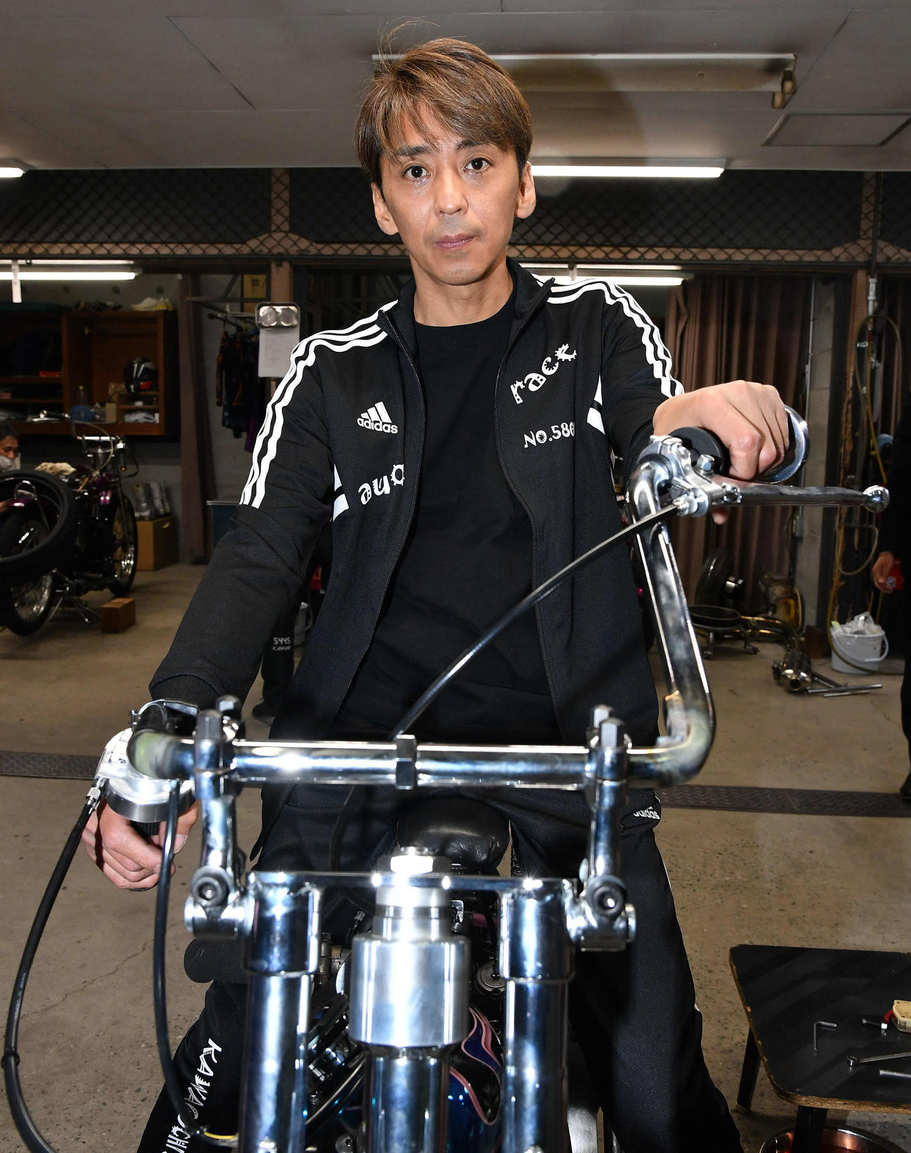 SGオールスターオートレース前検　ポーズをとる森且行（撮影・岩下翔太）