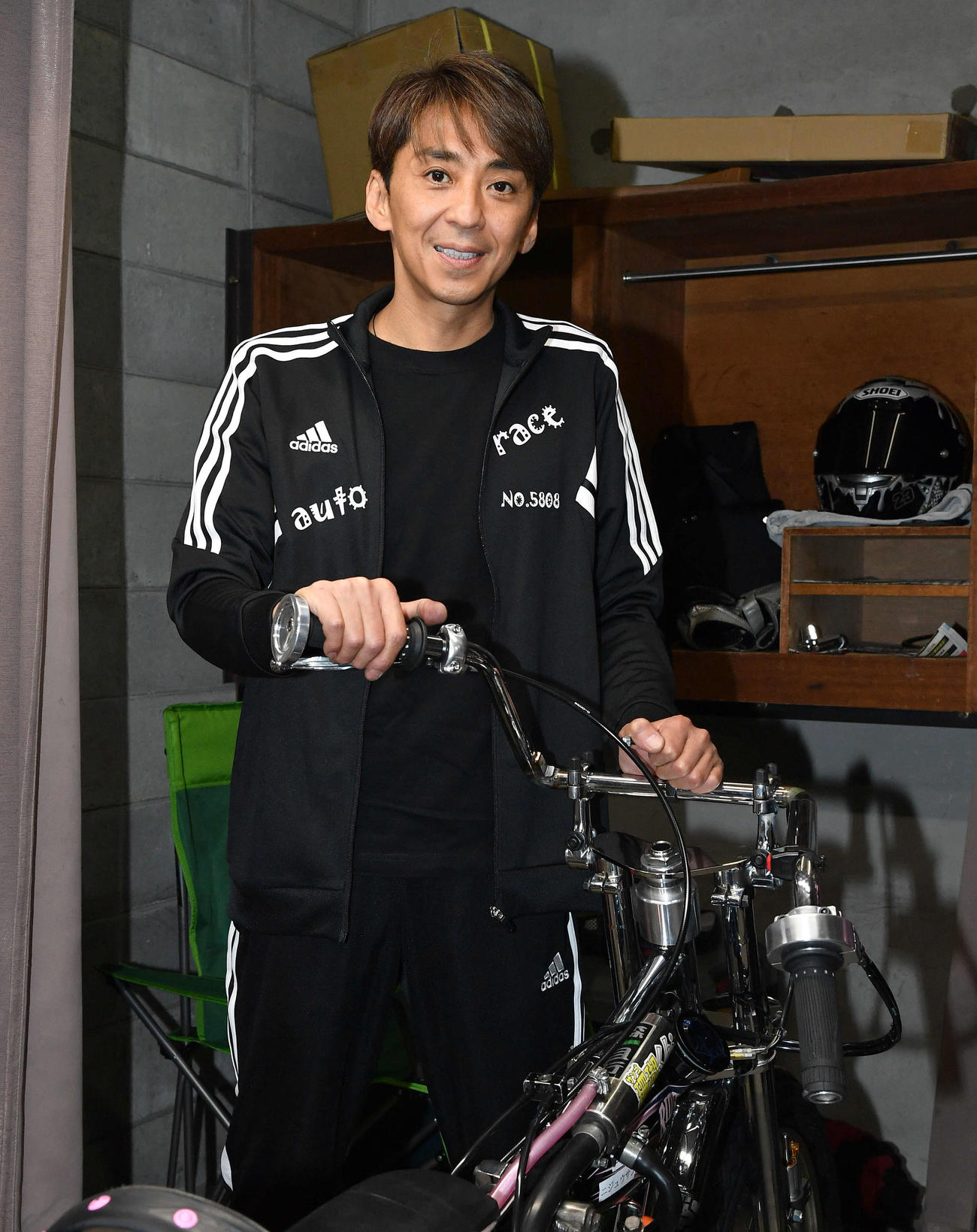 SGオールスターオートレース前検　笑顔でポーズをとる森且行（撮影・岩下翔太）