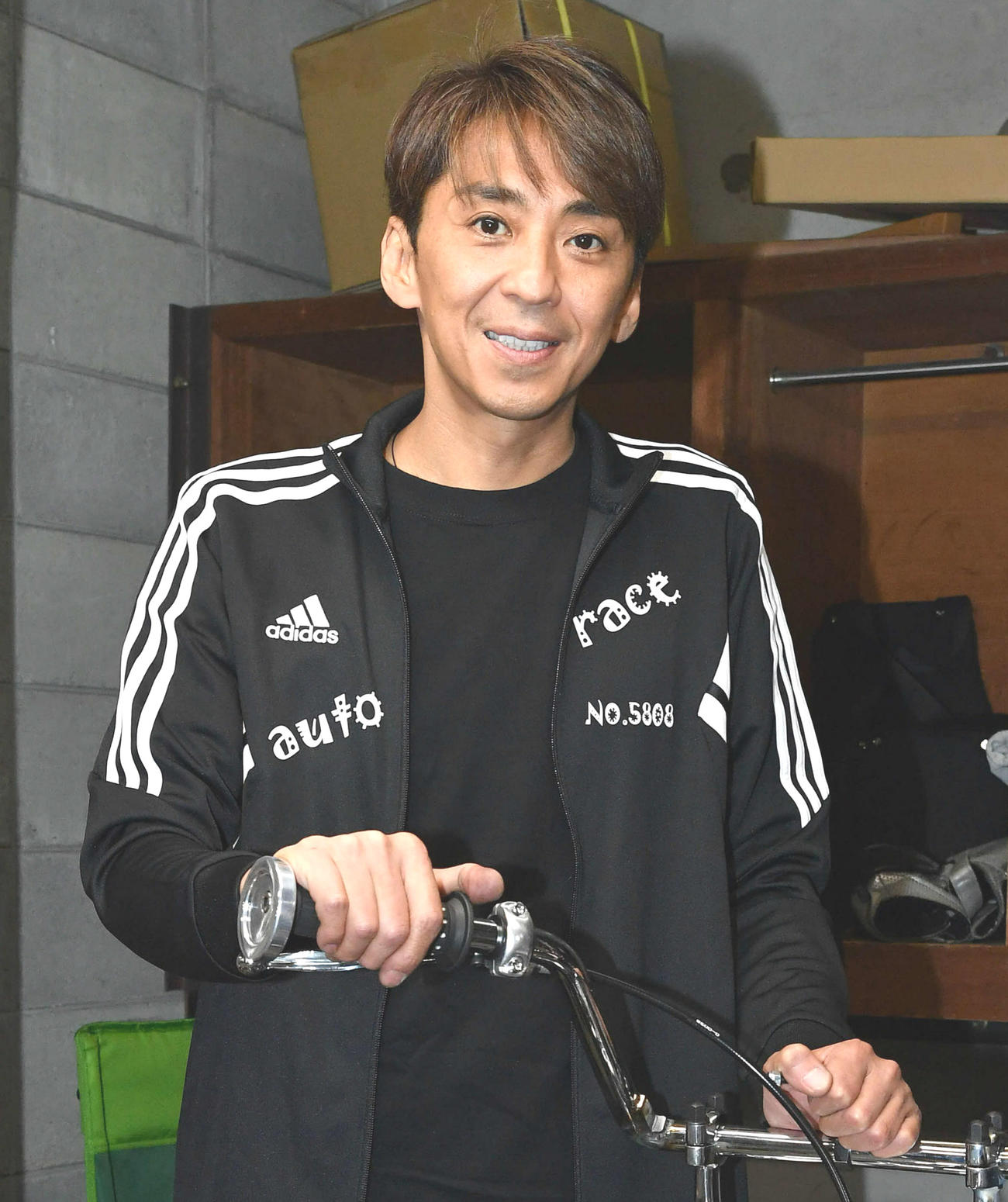 笑顔でポーズを取る森且行（撮影・岩下翔太）
