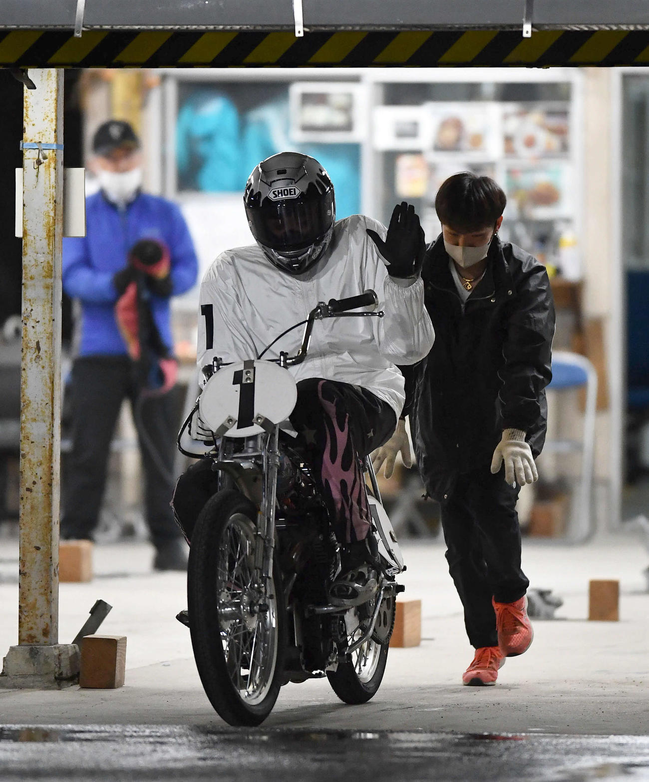 12Rの試走の待機へ向かう森且行（撮影・岩下翔太）
