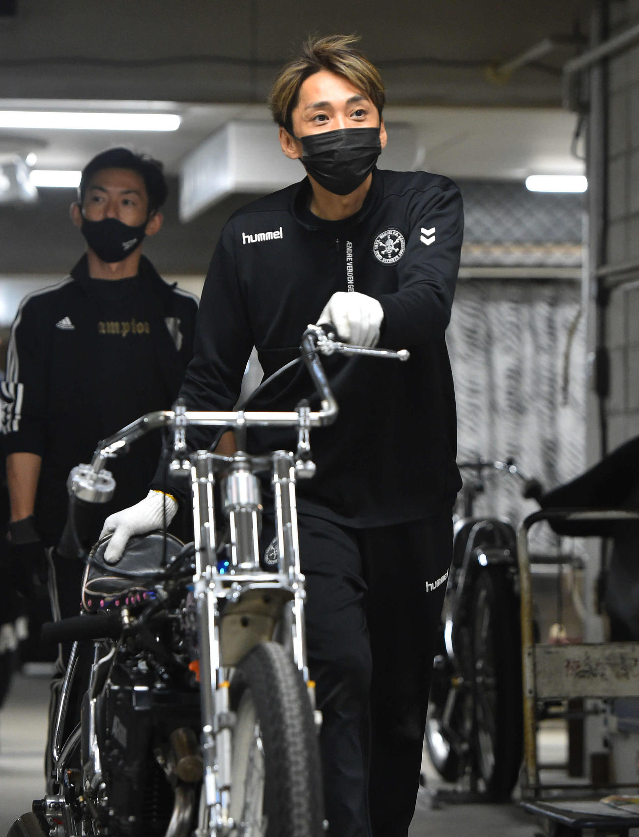 SGオールスターオートレース2日目　車体の検査へ向かう森且行（撮影・岩下翔太）