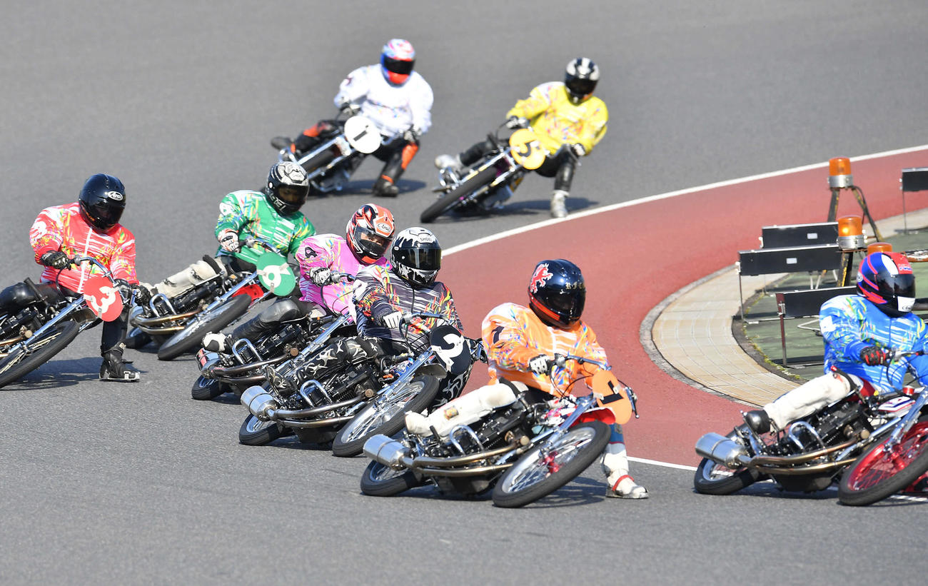 SGオールスターオートレース2日目　5R、3番手で最終周回する2番車の森且行（撮影・岩下翔太）