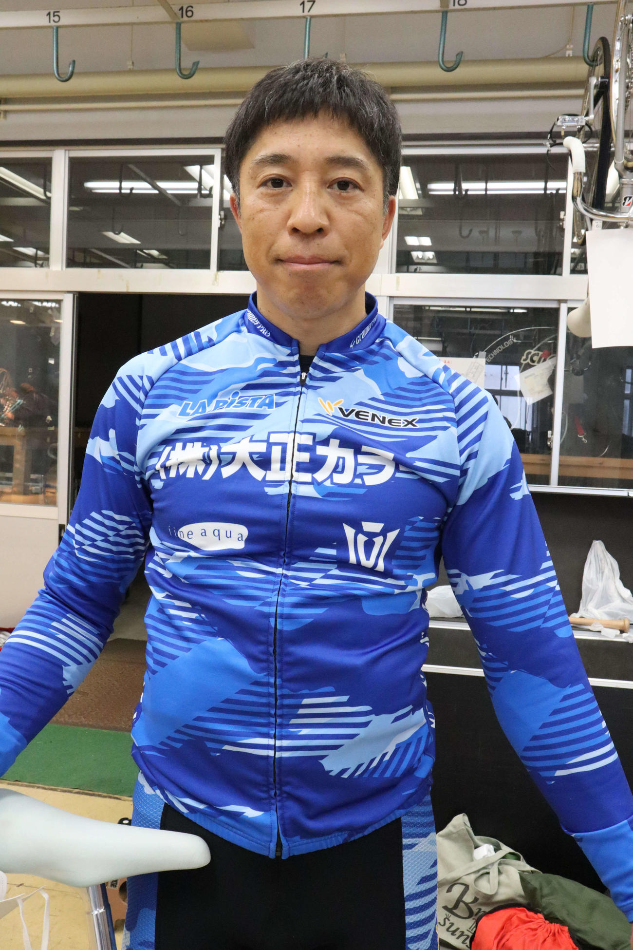1予・5Rの伏見俊昭が健在ぶりをアピールする（撮影・音無剛）