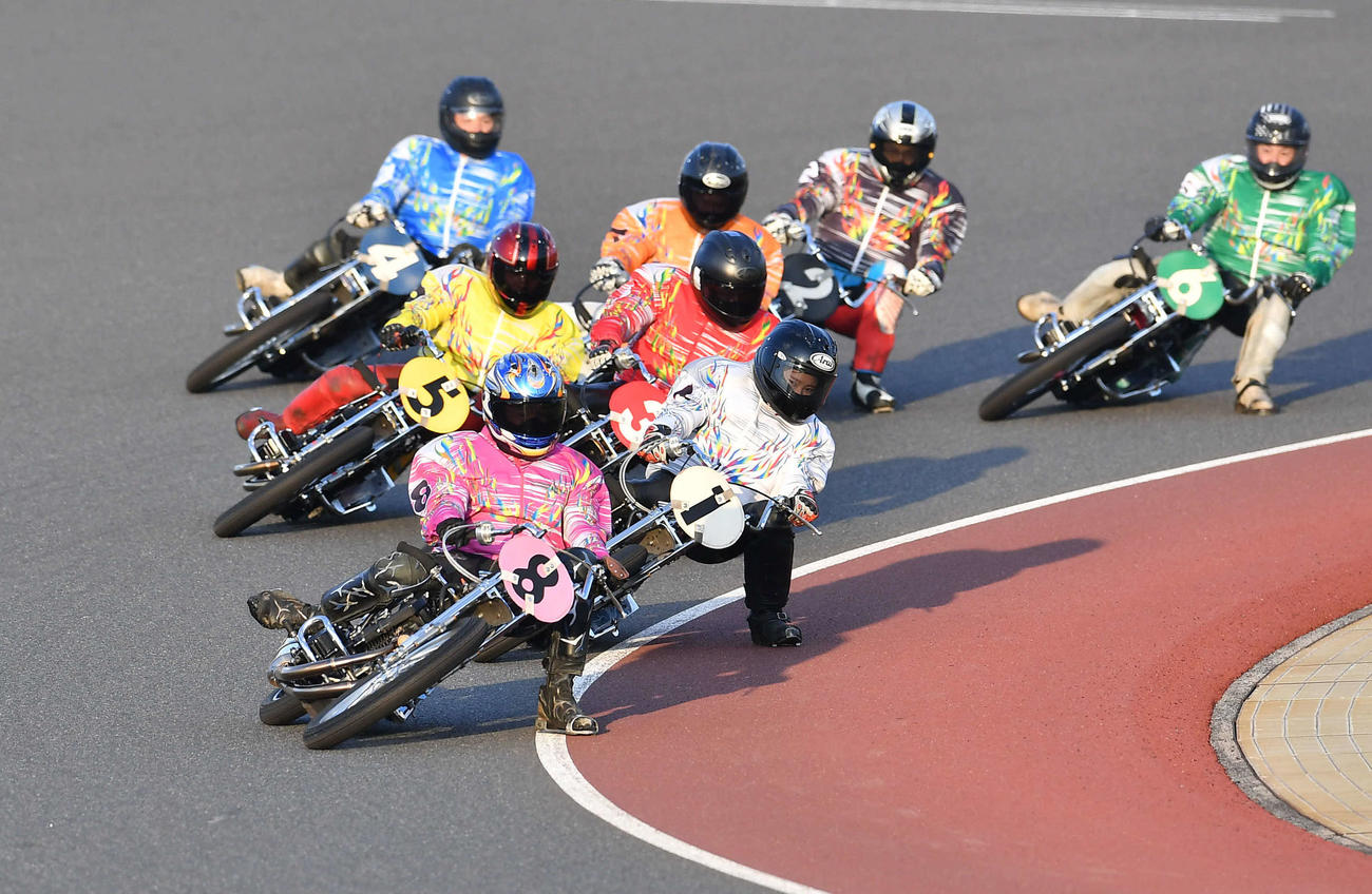 2次予選B8R、（8）永井大介が5周4角で先行2車を一気に抜いた。逃げた（1）新井日和が2着に粘り、3着は（3）高宗良次（撮影・岩下翔太）