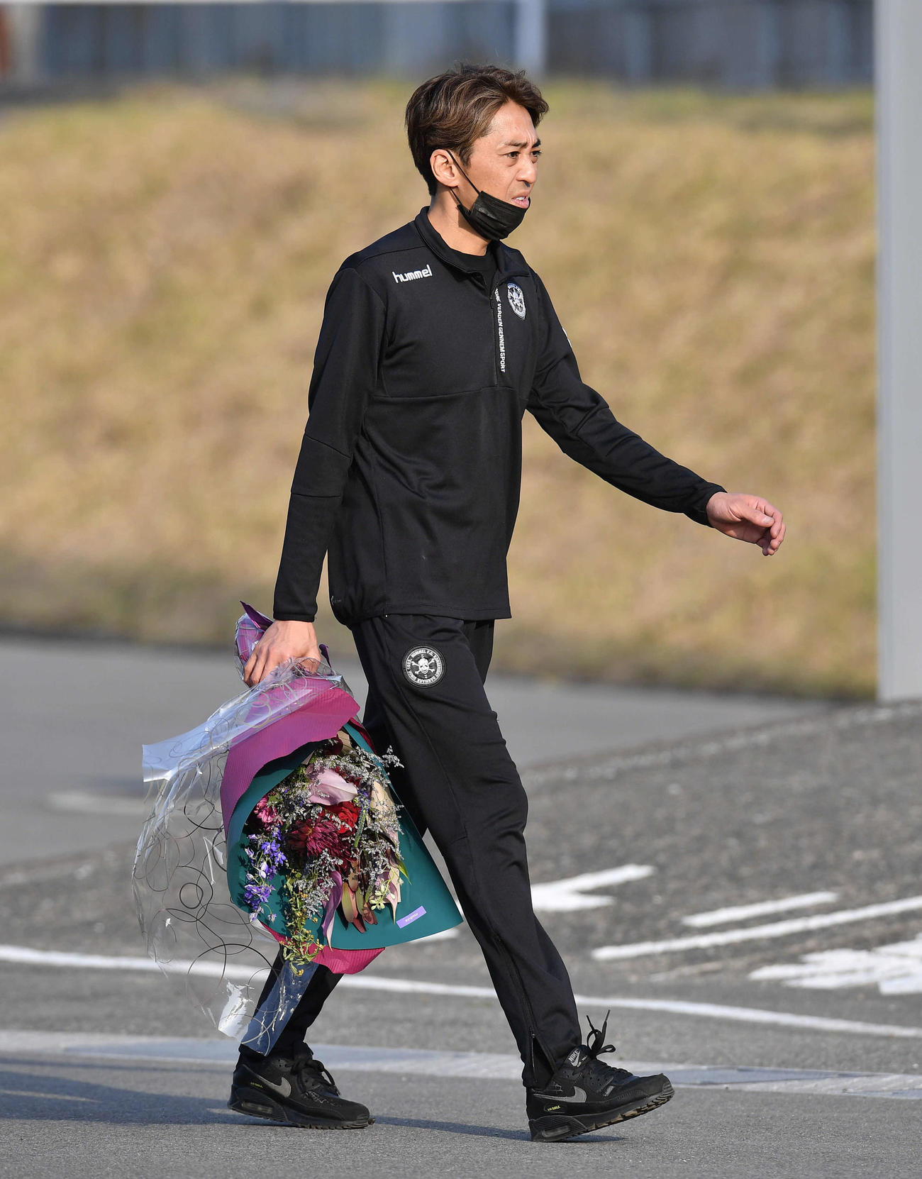 SGオールスターオートレース3日目　花束を手に移動する森且行（撮影・岩下翔太）