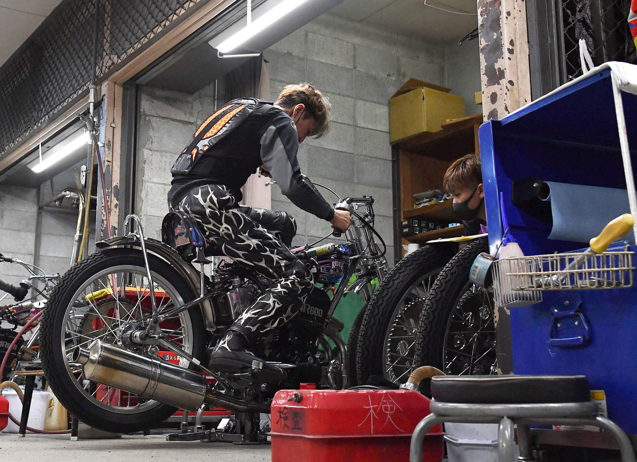 SGオールスターオートレース3日目　9R、8着となった森且行は、レース後にハンドルの位置を微調整する（撮影・岩下翔太）