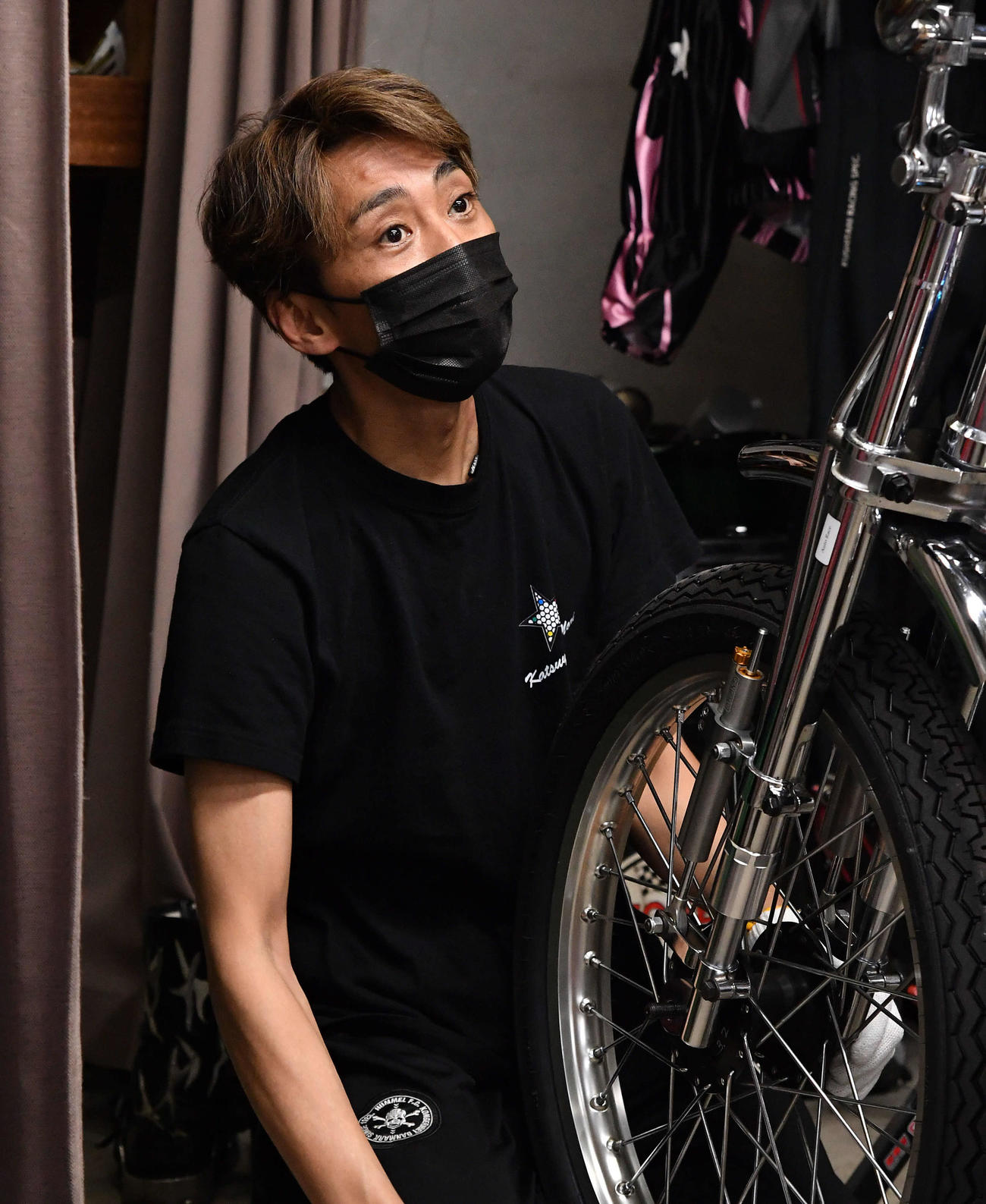 SGオールスターオートレース3日目　9Rを終え、車体の整備をしながら囲み取材を受ける森且行（撮影・岩下翔太）