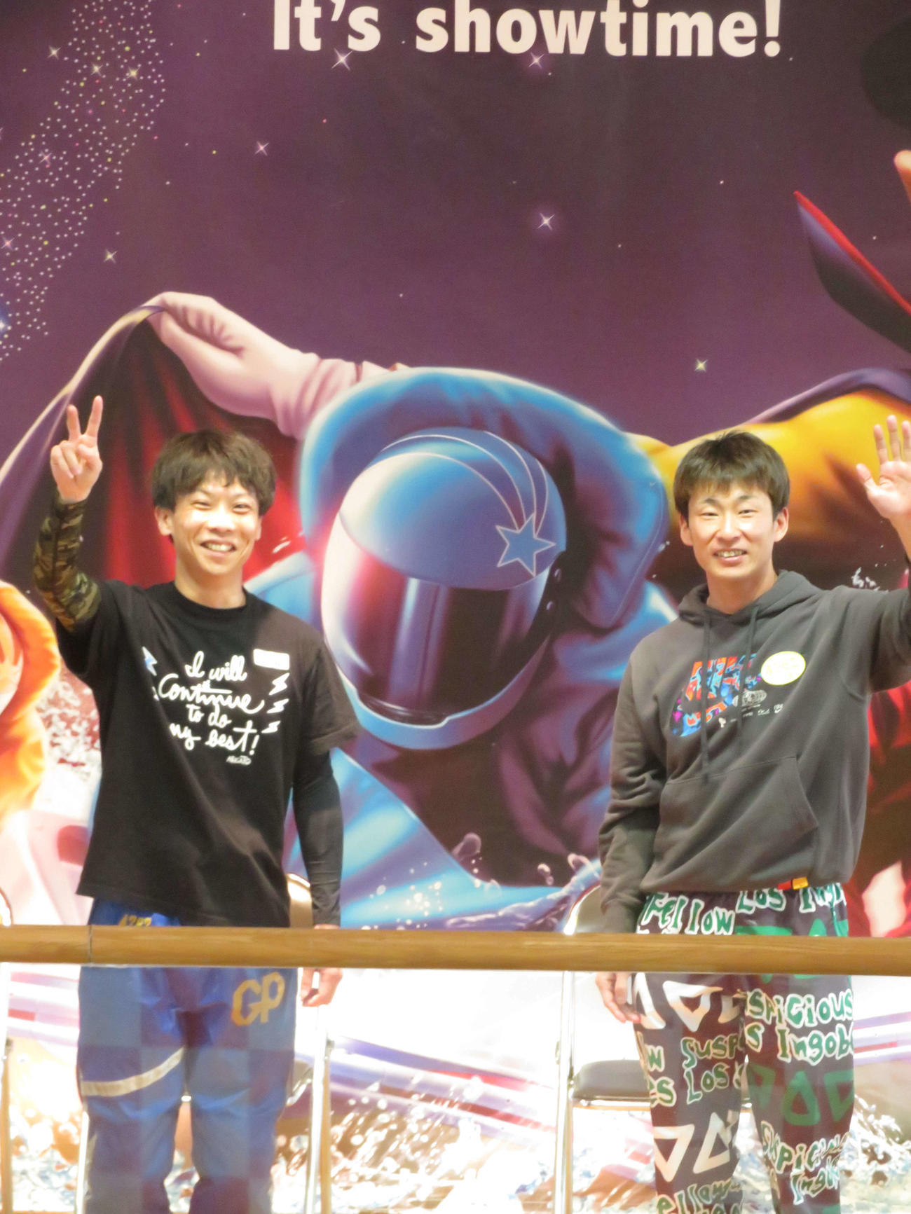 来場したファンにSG優勝を報告した土屋智則と椎名豊（左）