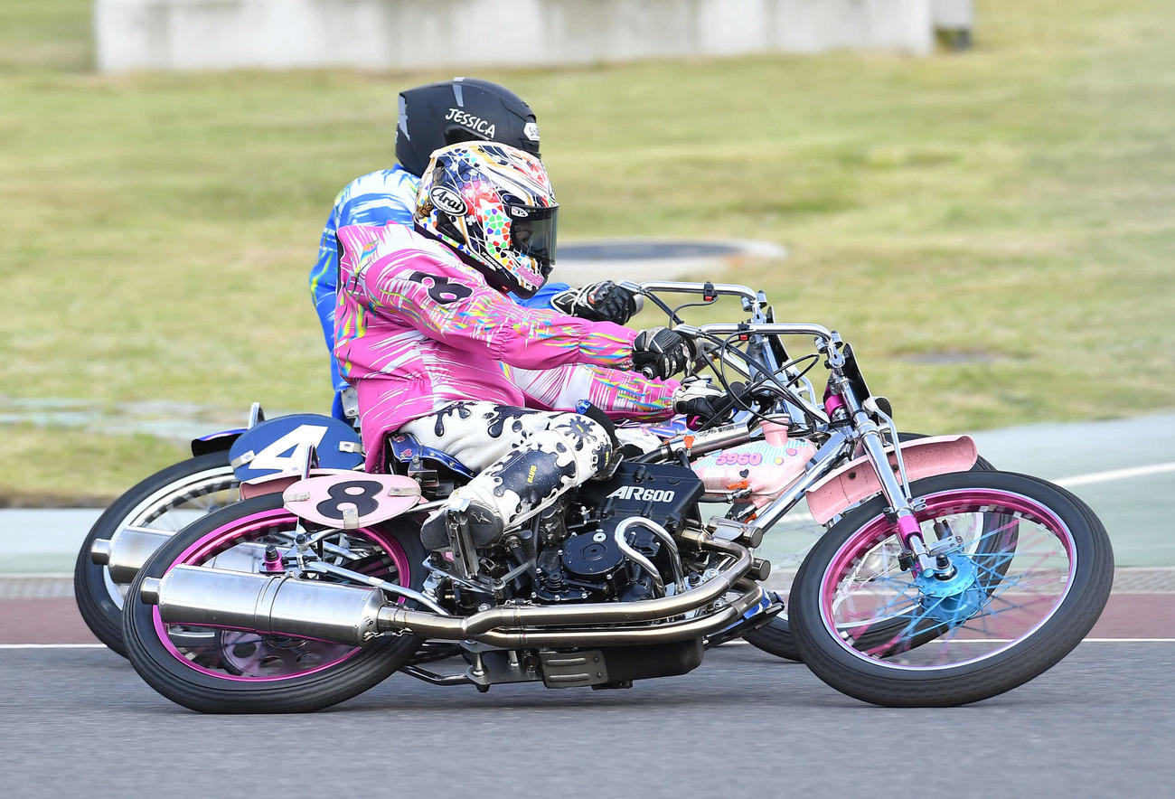 SGオールスターオートレース4日目　6R、最終周回で4番車の丸山智史（奥）をかわして1着となった8番車の佐藤摩弥（撮影・岩下翔太）