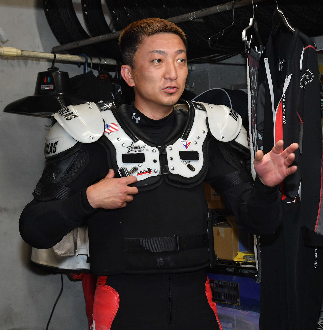 準決勝戦10Ｒ、荒尾聡が果敢に攻め込む
