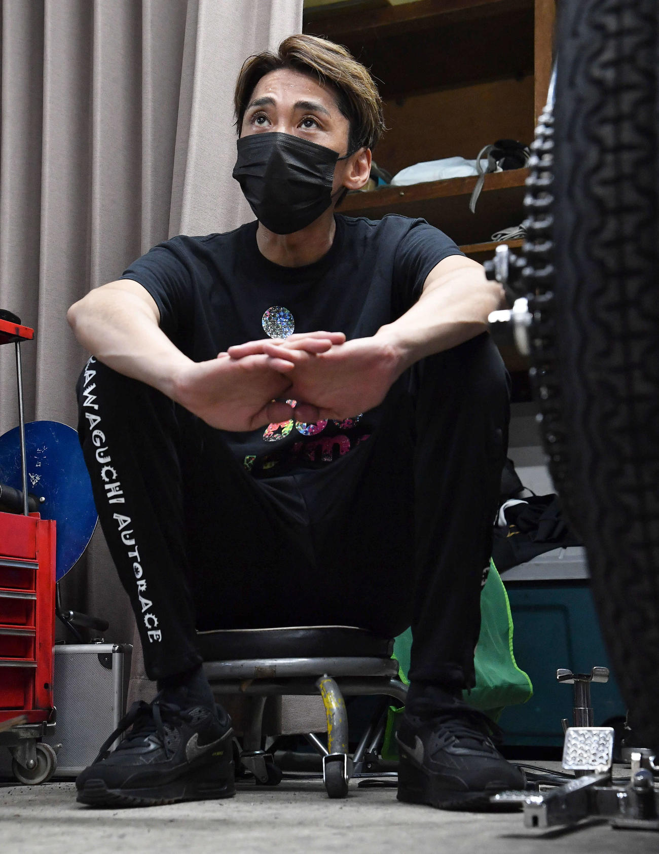 SGオールスターオートレース5日目　4Rを終え、囲み取材を受ける森且行（撮影・岩下翔太）