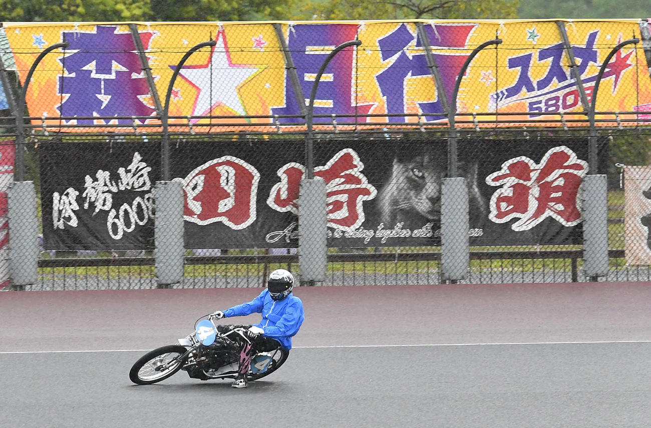 SGオールスターオートレース5日目　4R、横断幕を背に走行する4番車の森且行（撮影・岩下翔太）