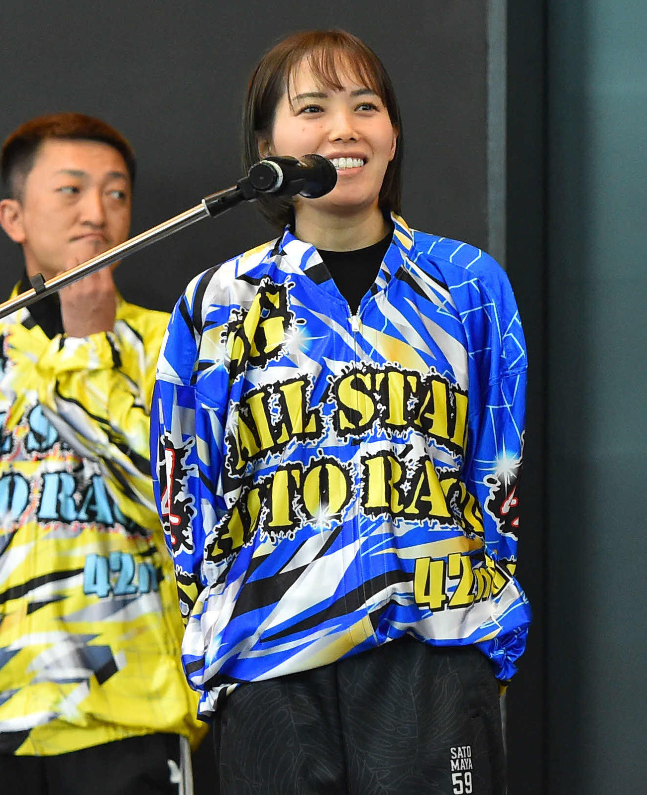 SGオールスターオートレース最終日　12Rの優勝戦出場選手紹介でファンにあいさつする佐藤摩弥（撮影・岩下翔太）