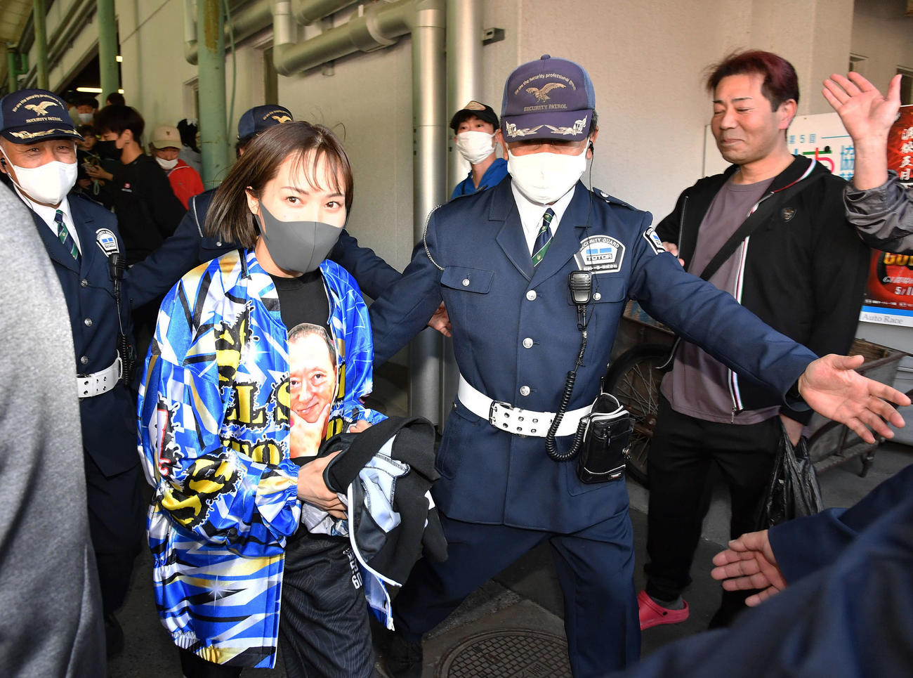 SGオールスターオートレース最終日　12Rの優勝戦出場選手紹介を終えて引き揚げる佐藤摩弥（撮影・岩下翔太）
