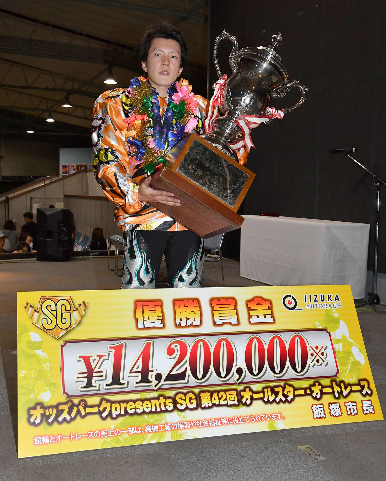 SGオールスター3連覇を果たして優勝カップを掲げる鈴木圭一郎（撮影・岩下翔太）