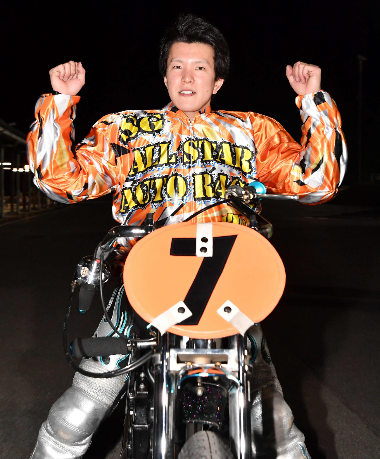 SGオールスターオートレース最終日　優勝しガッツポーズする鈴木圭一郎（撮影・岩下翔太）