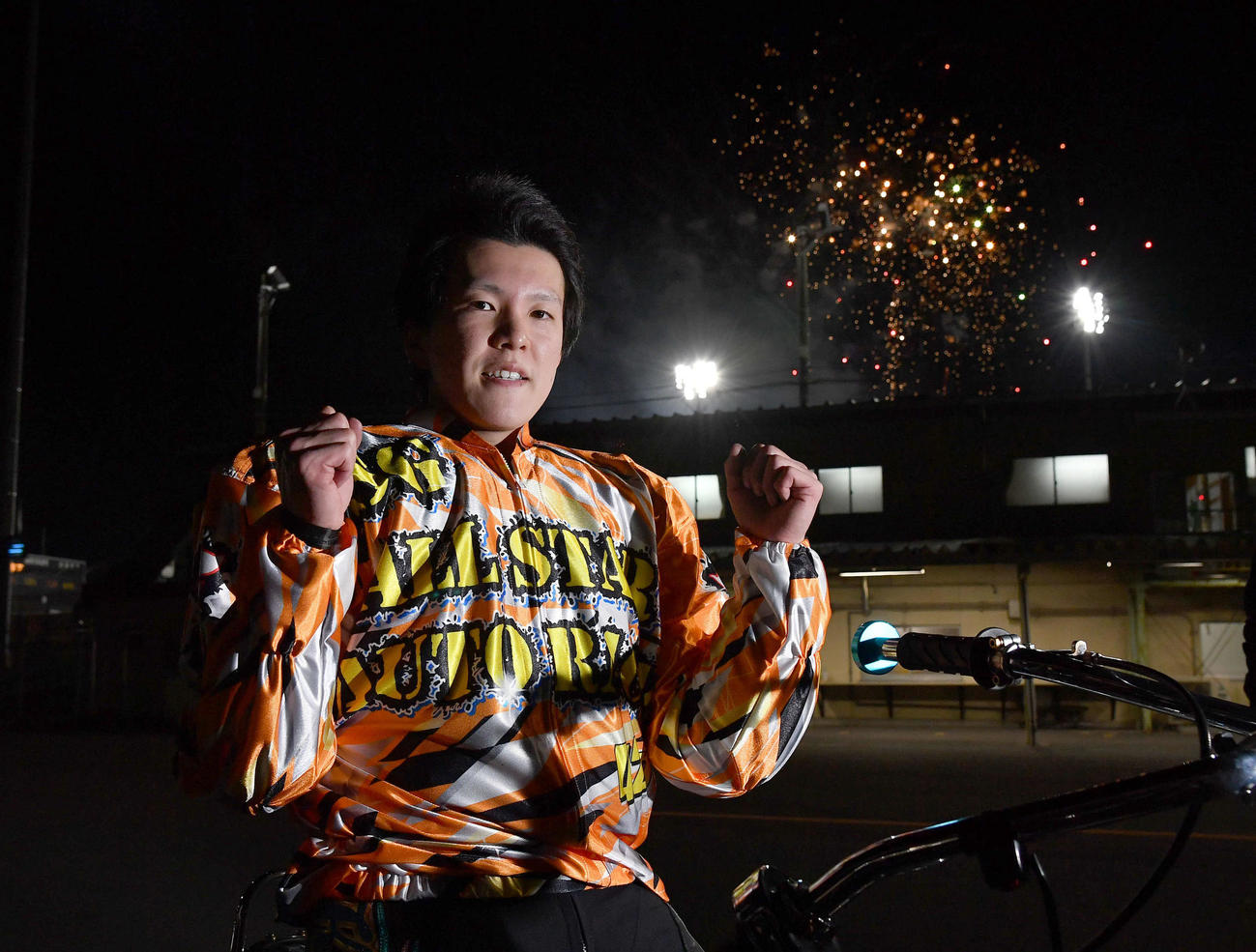SGオールスターオートレース最終日　優勝した鈴木圭一郎は花火を背にガッツポーズ（撮影・岩下翔太）