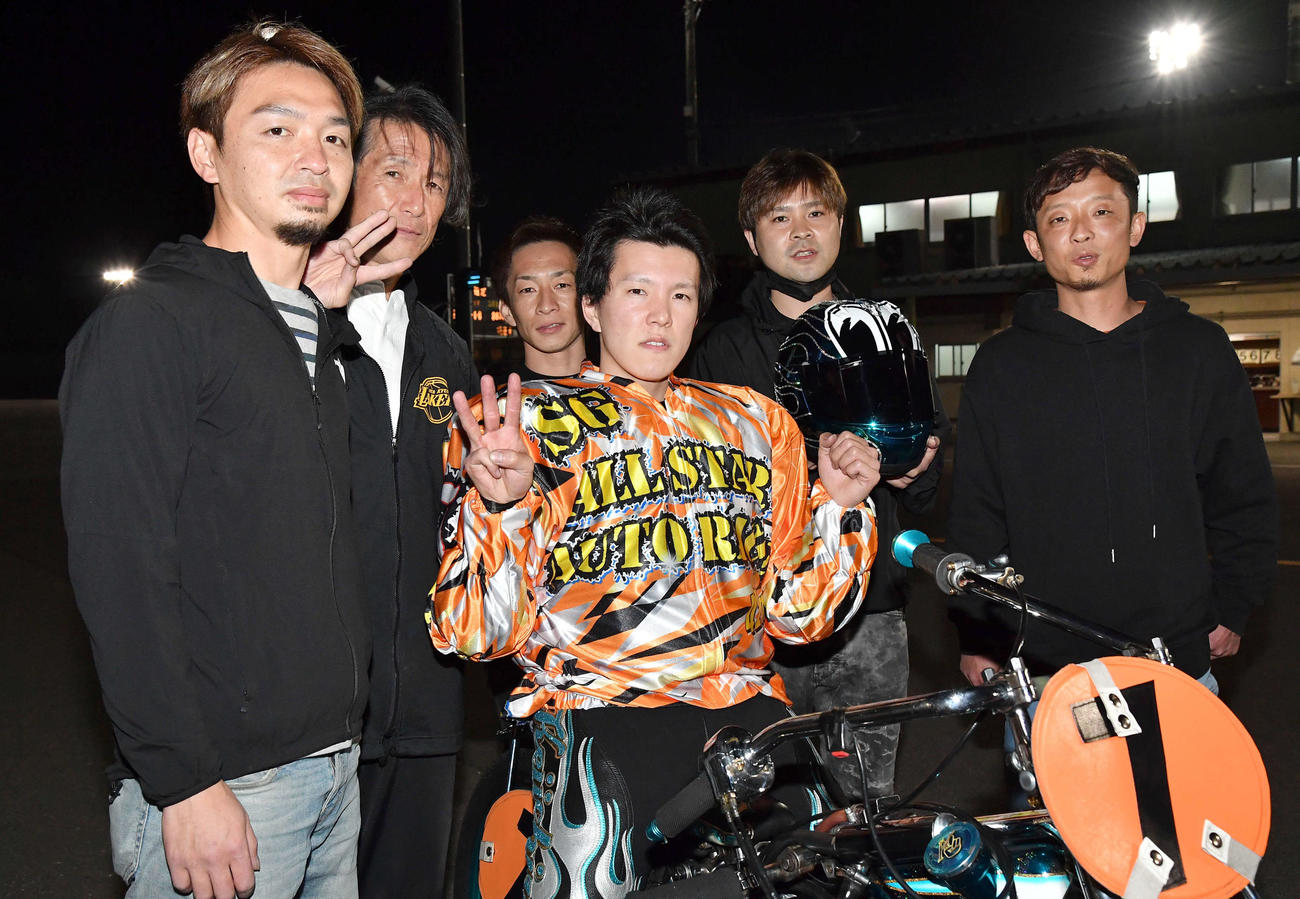 SGオールスターオートレース最終日　優勝した鈴木圭一郎（中央）は指で3連覇の3をつくりながら、左から中山光、栗原勝測、鈴木宏和、ひとりおいて吉原恭佑、中村友和に祝福される（撮影・岩下翔太）