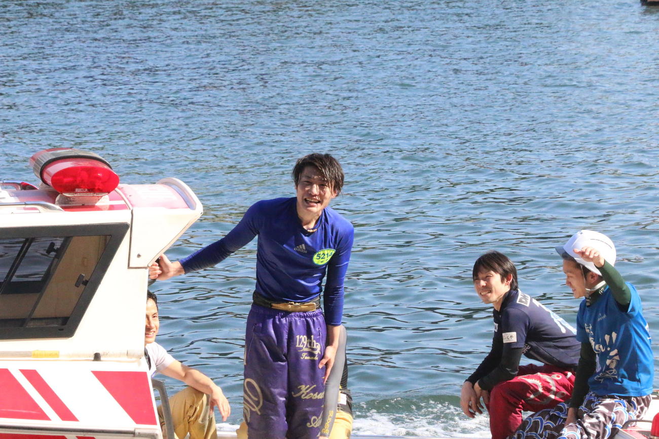 デビュー1年6カ月目で初勝利を飾った田中宏典は水神祭後、ファンの前でお礼のあいさつを行った