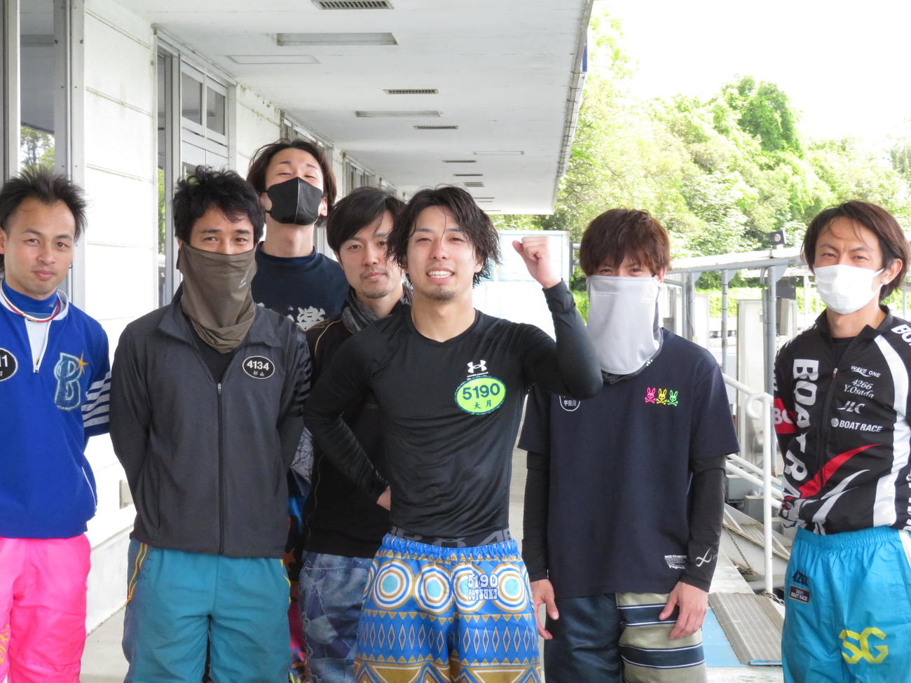 大月遊雅（中央）がデビュー初勝利を達成した（撮影・古村亮）