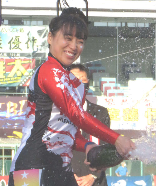 久米詩はシャンパンファイトで歓喜