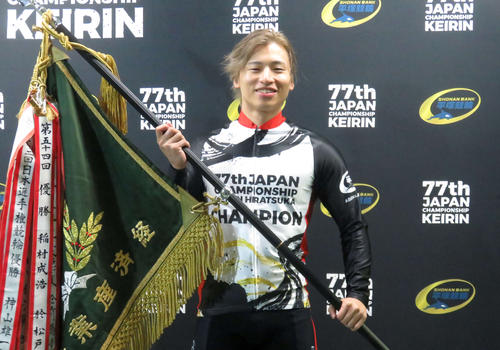 ダービーの優勝旗を手にする山口拳矢