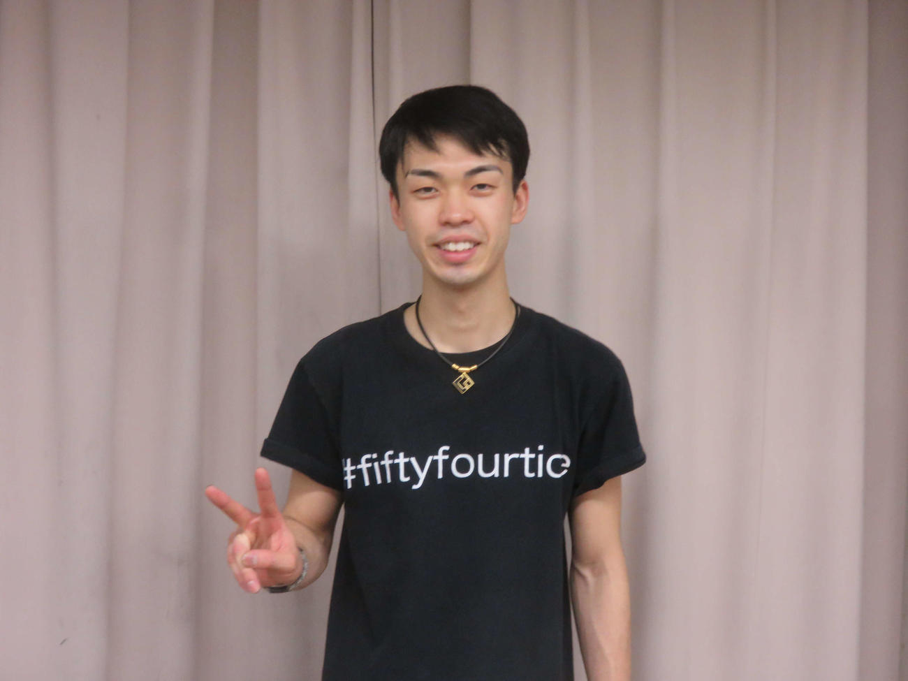 注目の優勝戦を制した栗原佳祐はVサイン