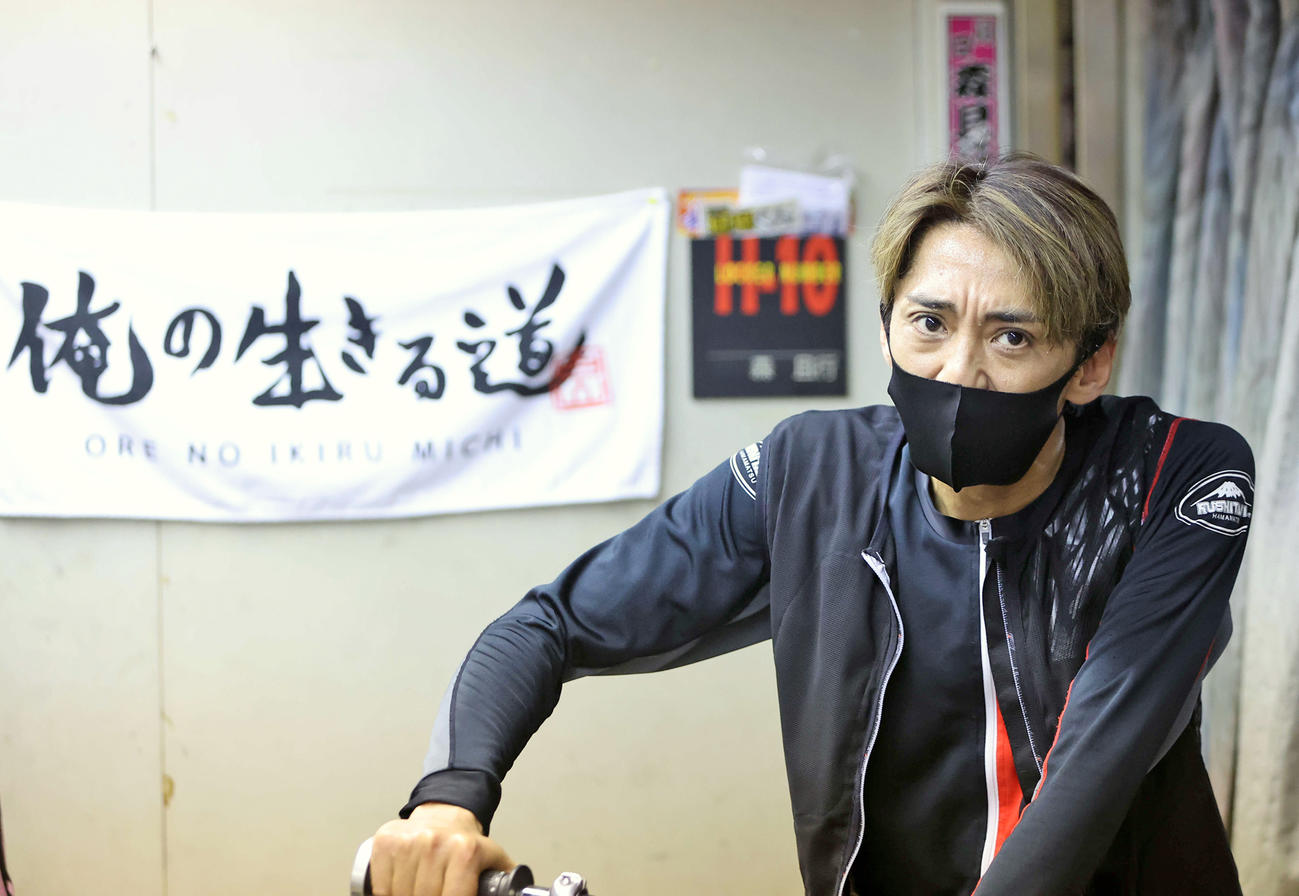 優勝戦を終え報道陣の質問に答える森且行（撮影・鈴木正人）