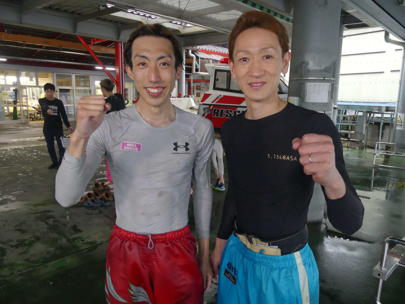 悲願の初優勝を飾り、師匠佐藤翼とガッツポーズの尾上雅也