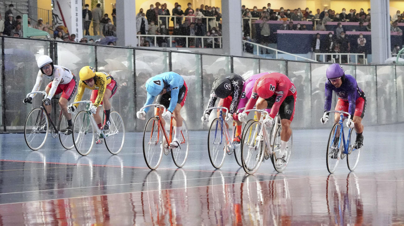 決勝で、ゴールする1着の山口拳矢（4）、2着の清水裕友（3）、3着の佐藤慎太郎（2）（共同）