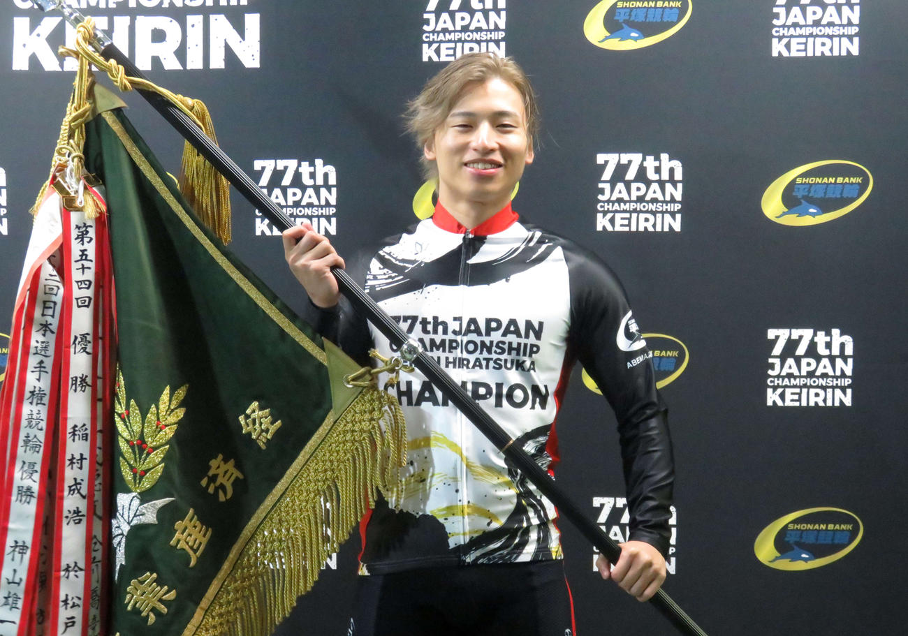 ダービーの優勝旗を手にする山口拳矢