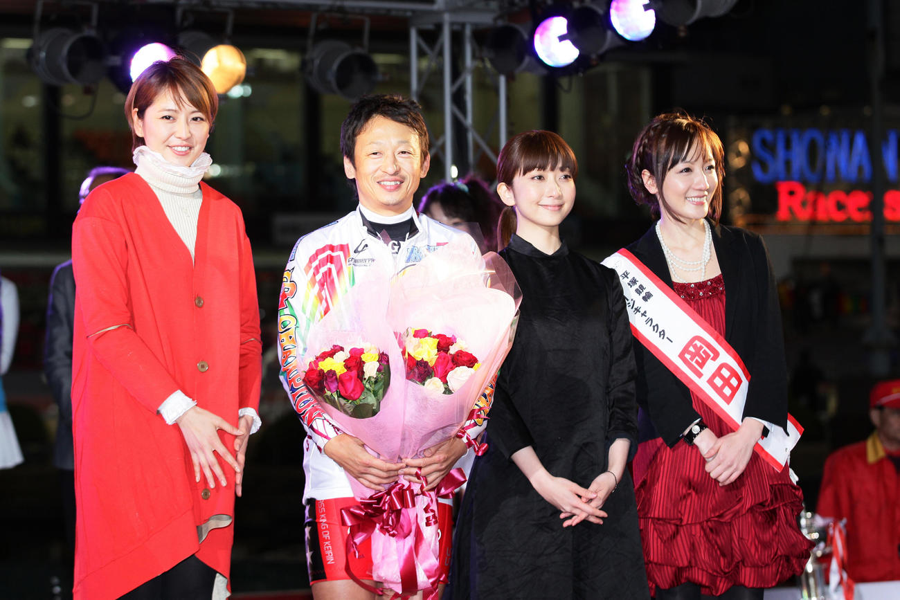 2011年、グランプリを制した山口幸二（左から2人目）は、左から長沢まさみ、1人おいて持田香織、岡田茜と記念撮影