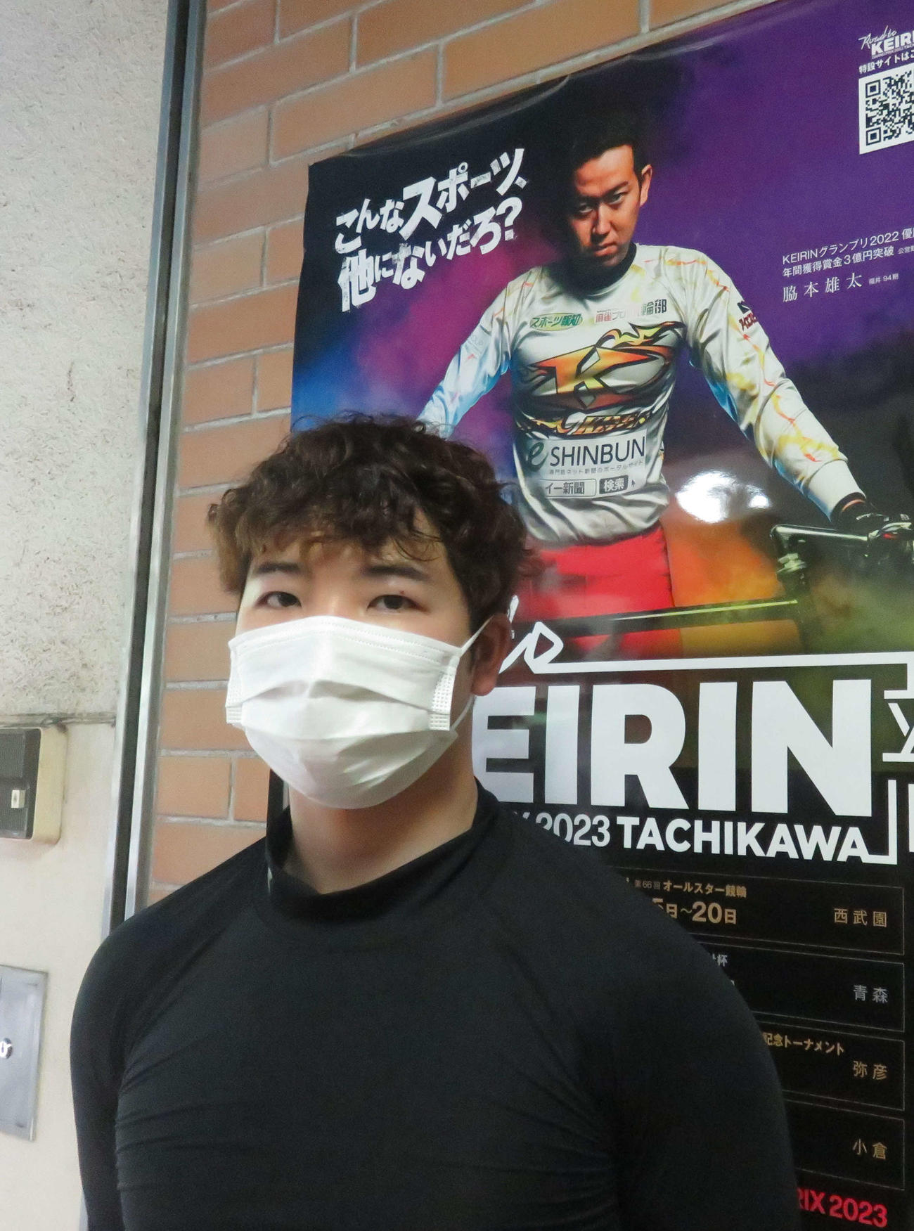 小松原正登が師匠の脇本雄太が登場するポスターを前に抱負を話す（撮影・野島成浩）