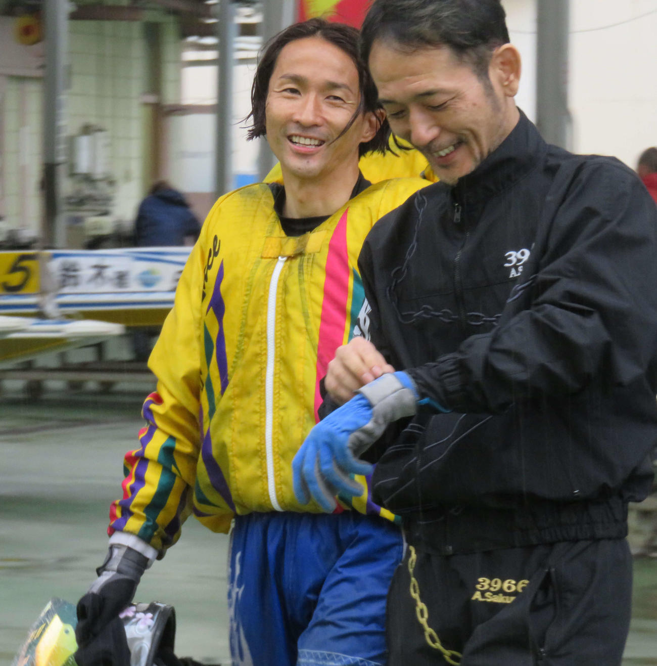 予選トップ通過した梶野学志（左）。7R直後は作間章と談笑も、準優12Rで両者が激突する