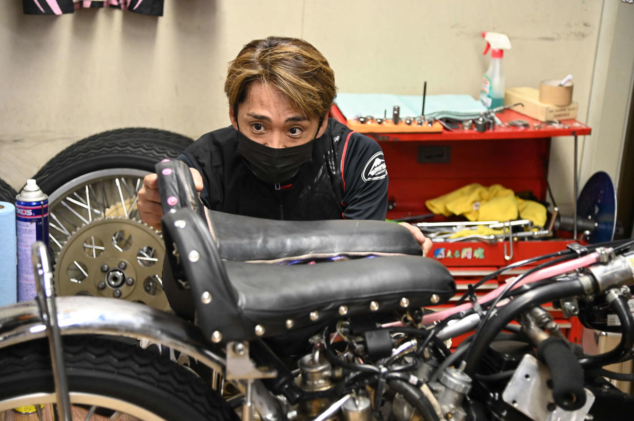 交換したシートを比べる森且行