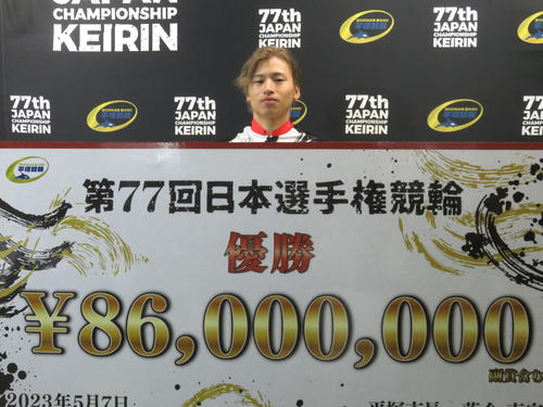 賞金ボードを手にする山口拳矢