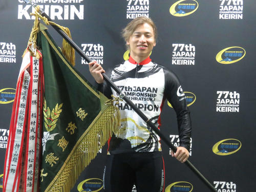 ダービーの優勝旗を手にする山口拳矢