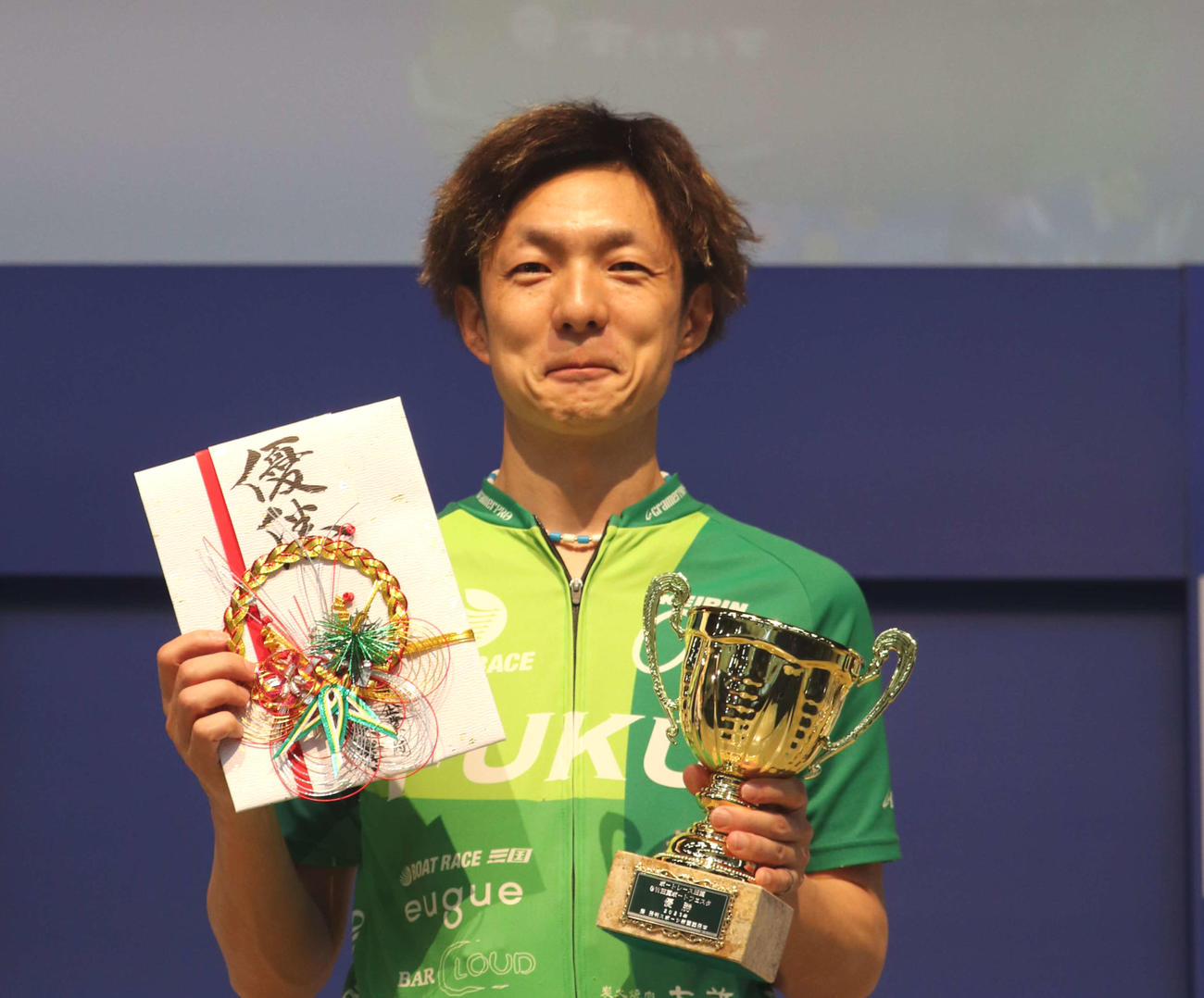 松田祐季が大会連覇を飾り笑顔で優勝カップを掲げた