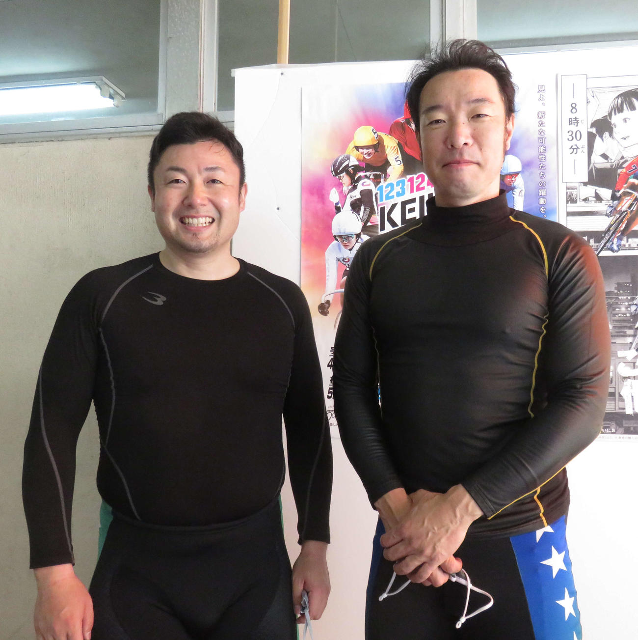 飯田憲司（左）が海老根恵太と好連係を誓う（撮影・野島成浩）