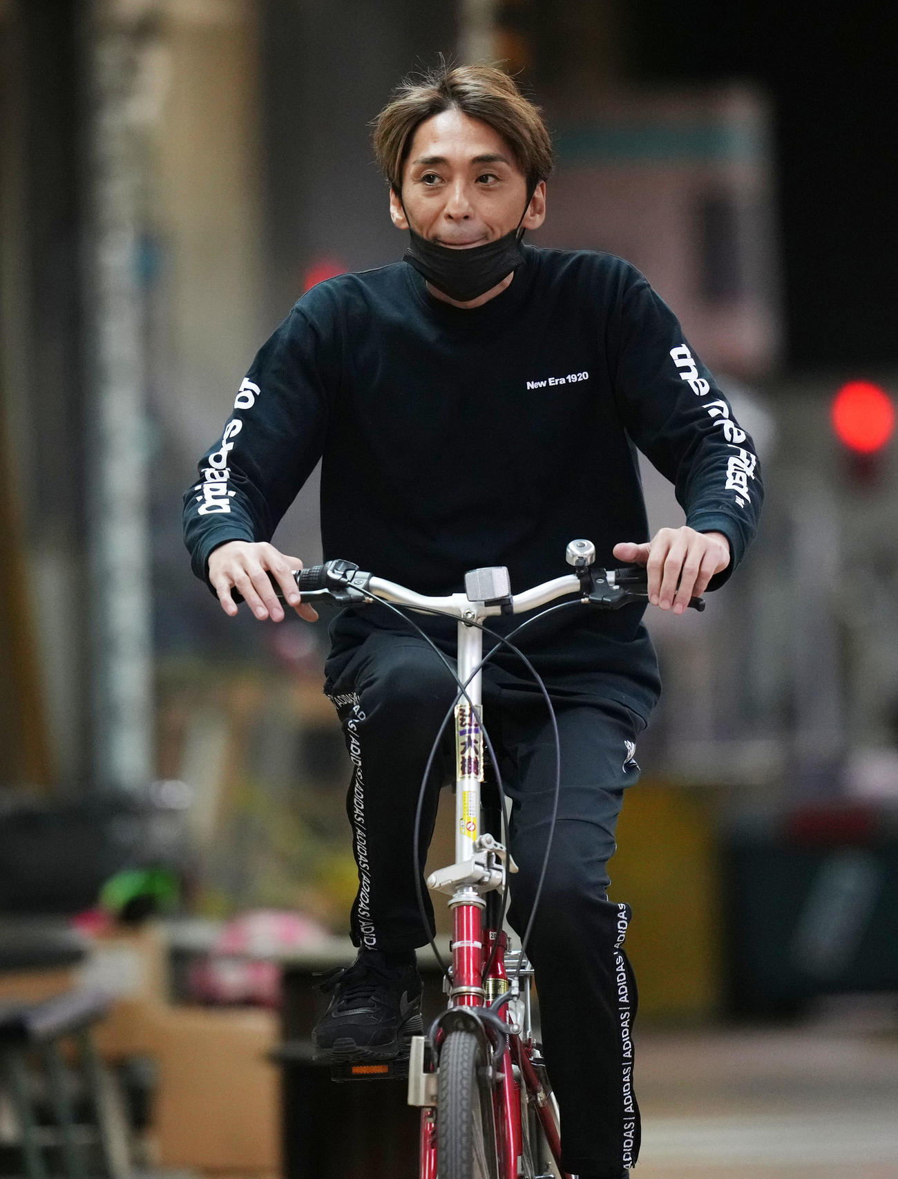 自転車で移動する森（撮影・横山健太）