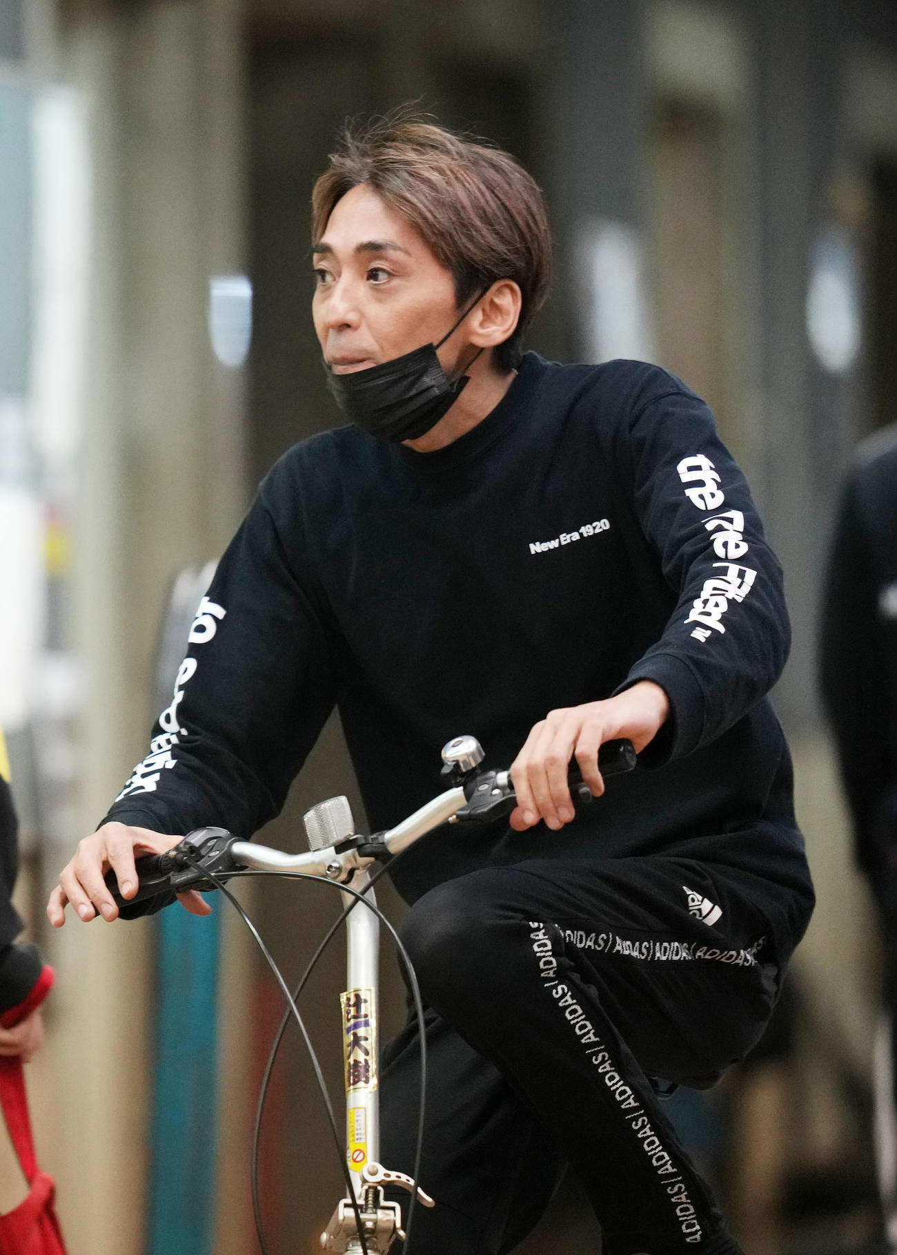自転車で移動する森（撮影・横山健太）