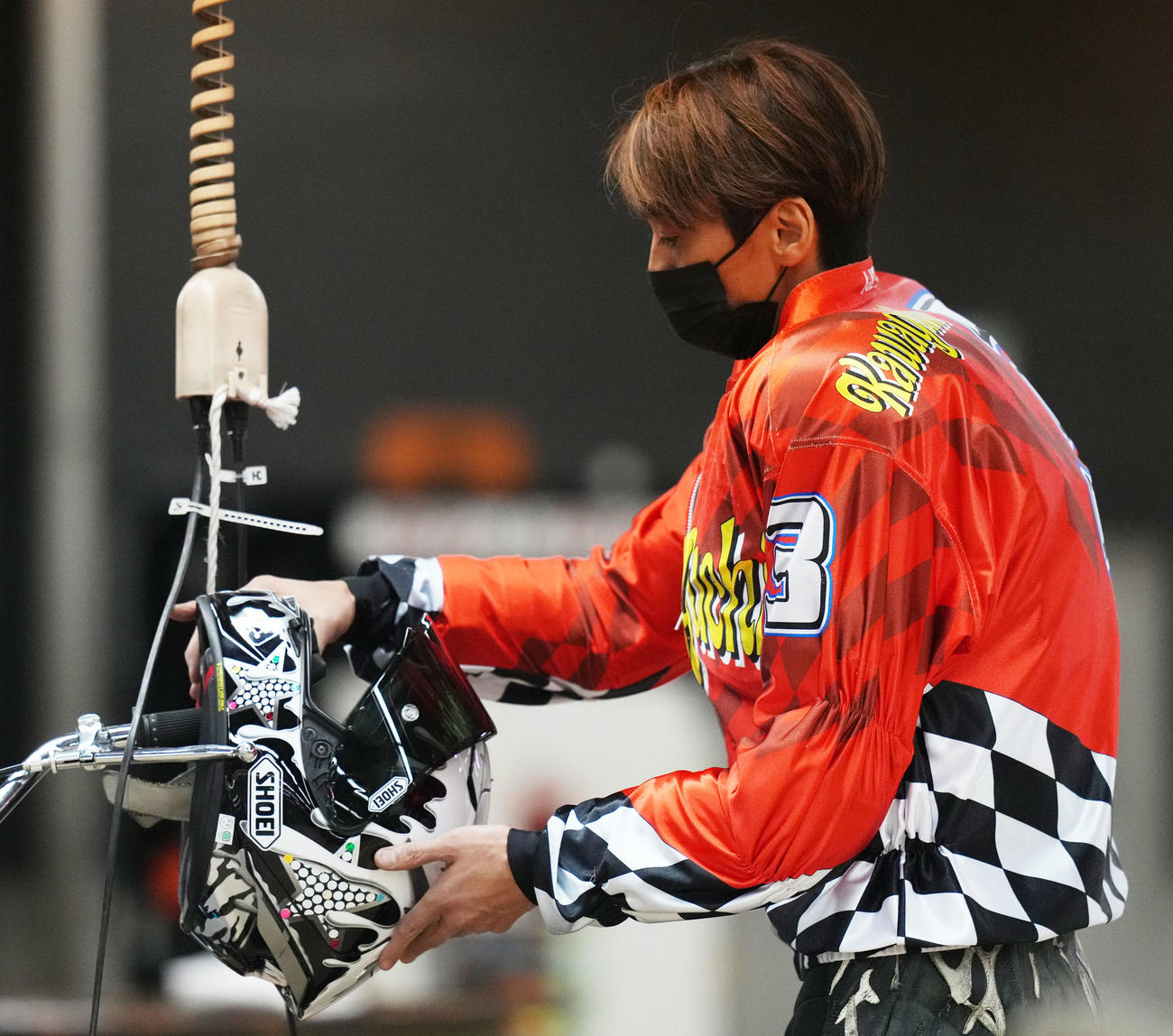 レースに向け準備をする森（撮影・横山健太）
